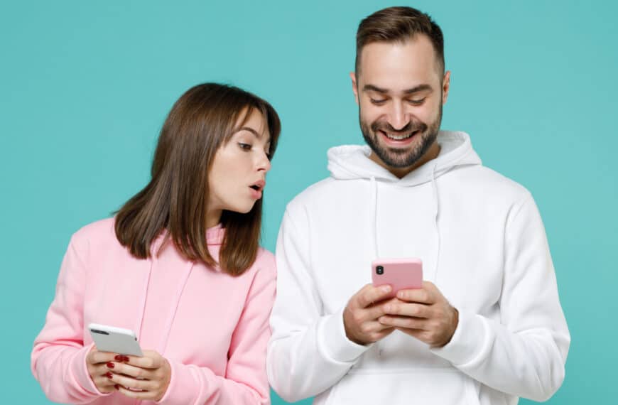 Sad Ways Social Media Can Ruin Your Love Life